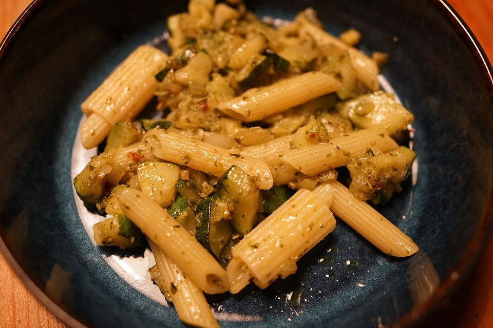 Pasta mit Bärlauchpesto und Zucchini