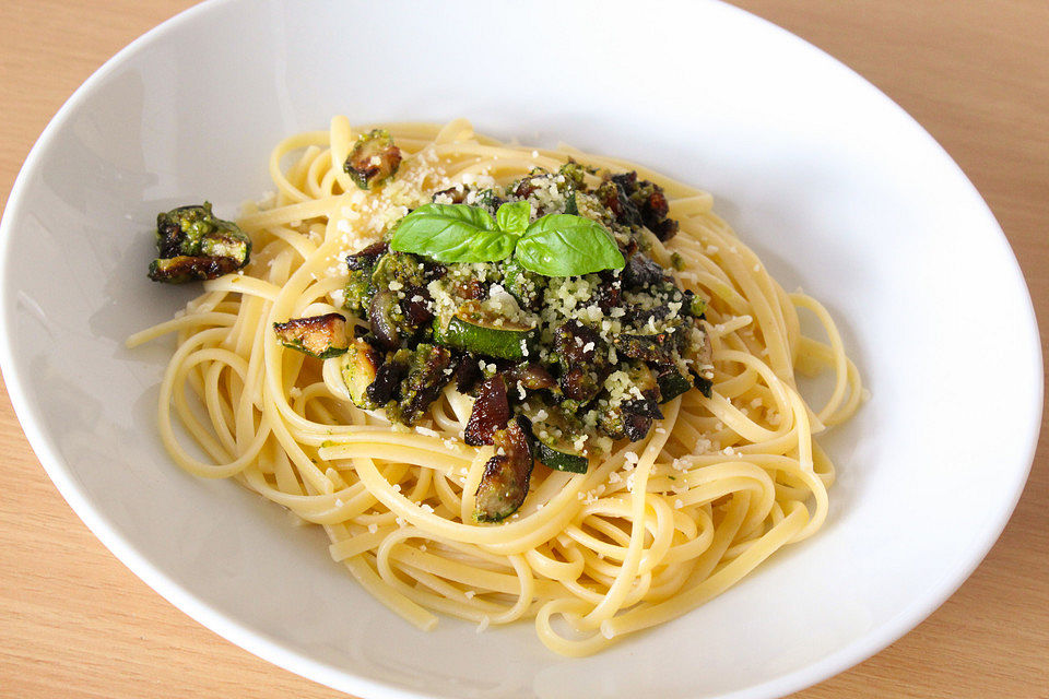 Pasta mit Bärlauchpesto und Zucchini