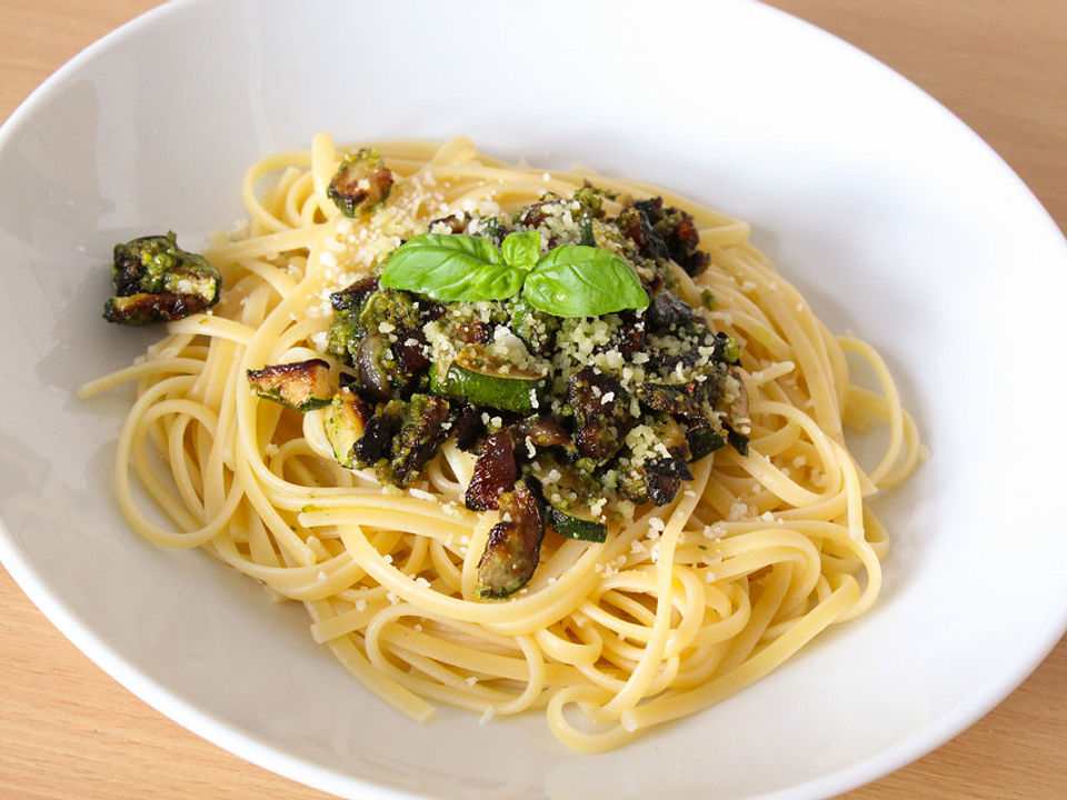 Pasta mit Bärlauchpesto und Zucchini von veganmitnilla| Chefkoch
