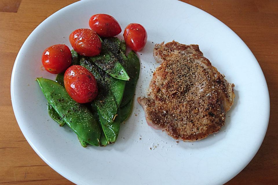 Schweinenackensteak mit Kaiserschoten und Tomaten