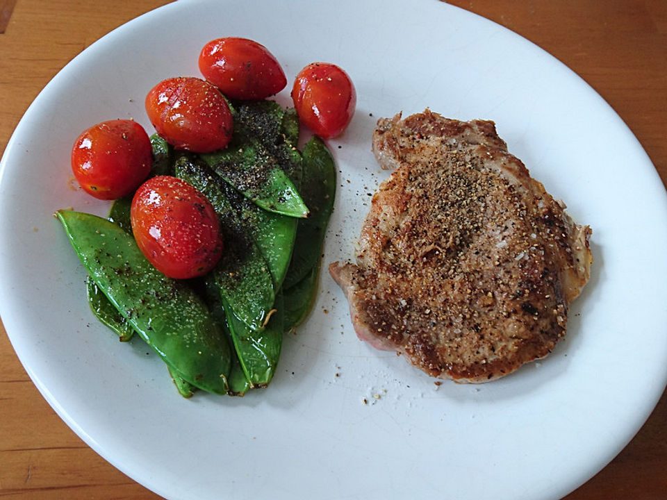 Schweinenackensteak mit Kaiserschoten und Tomaten von michaelmoon| Chefkoch