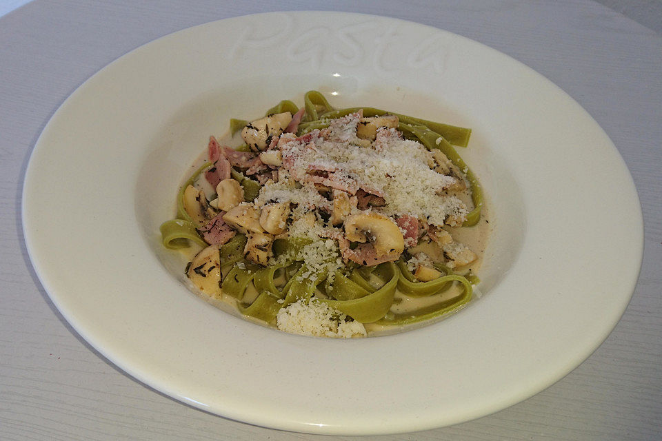 Tagliatelle verdi mit Champignons und gekochtem Schinken