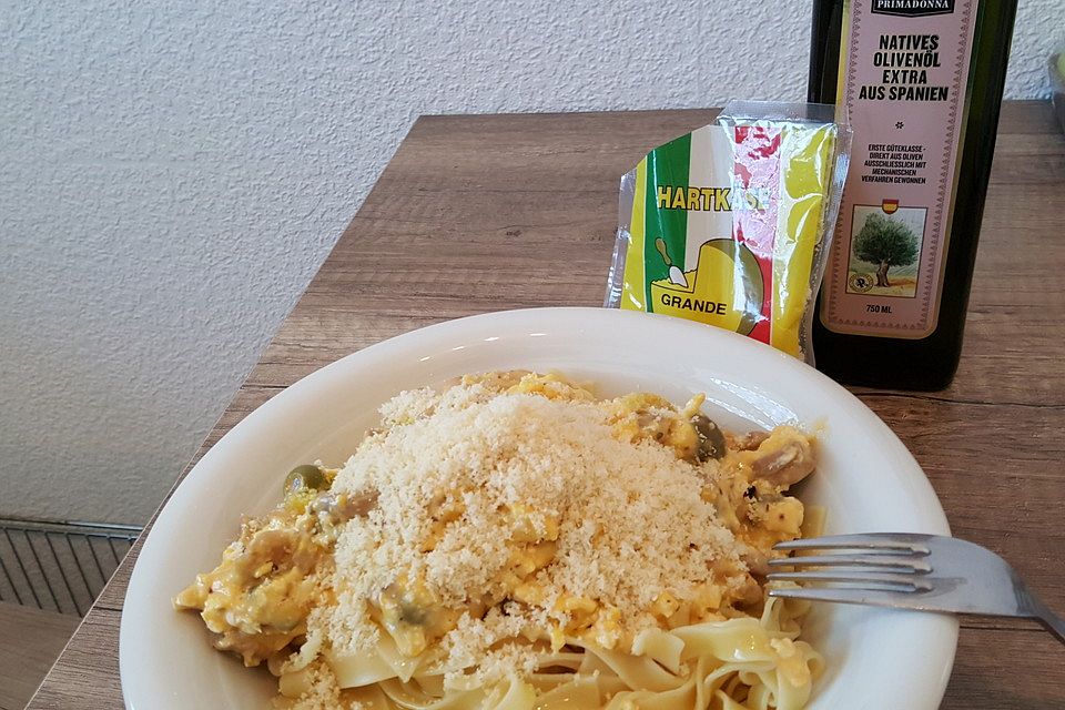 Tagliatelle verdi mit Champignons und gekochtem Schinken