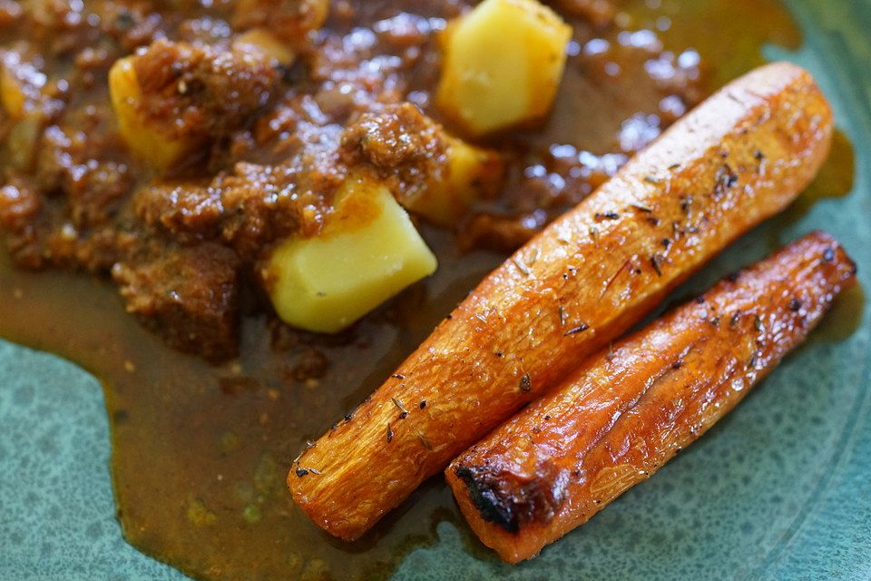 Karamellisierte Möhren mit Kartoffeln und Tomatensauce