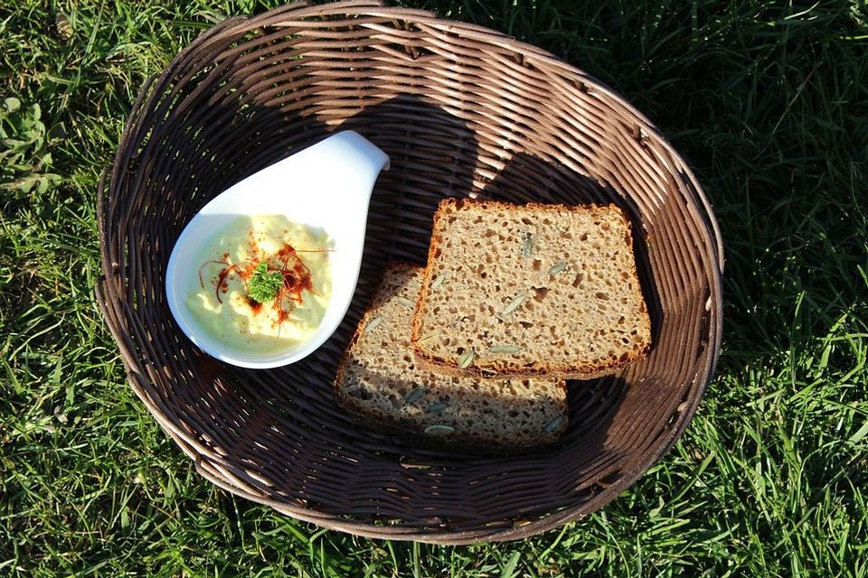 Emmer-Sauerteig-Vollkornbrot mit gerösteten Kürbiskernen