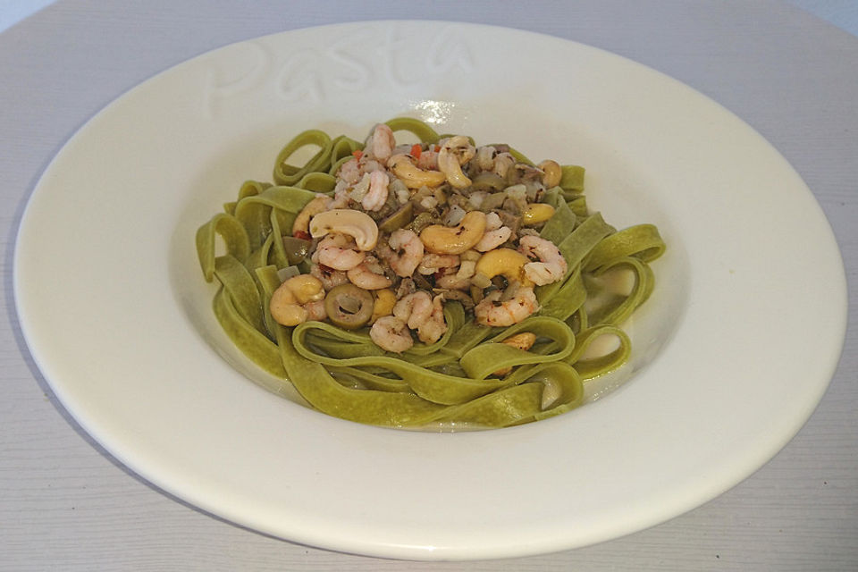 Tagliatelle verdi mit Eismeergarnelen und Cashewkernen