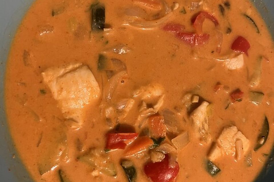 Gelbe Currysuppe mit Fisch