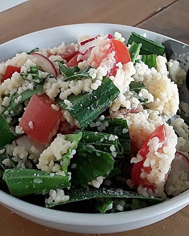 Spitzwegerich-Couscous-Salat mit Wildkräutern aus dem Garten