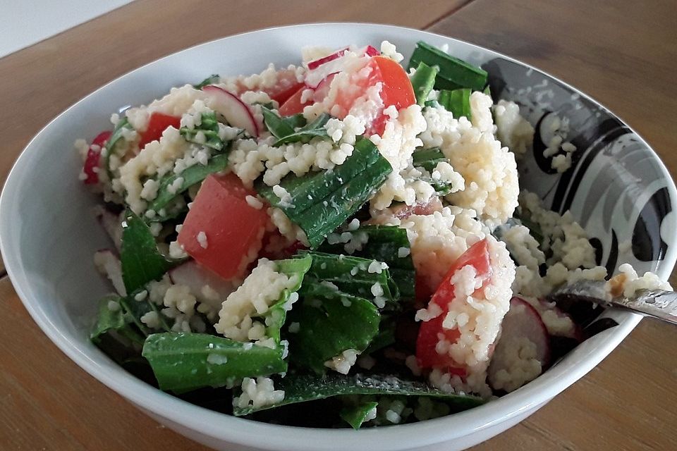 Spitzwegerich-Couscous-Salat mit Wildkräutern aus dem Garten