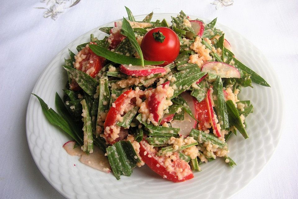 Spitzwegerich-Couscous-Salat mit Wildkräutern aus dem Garten