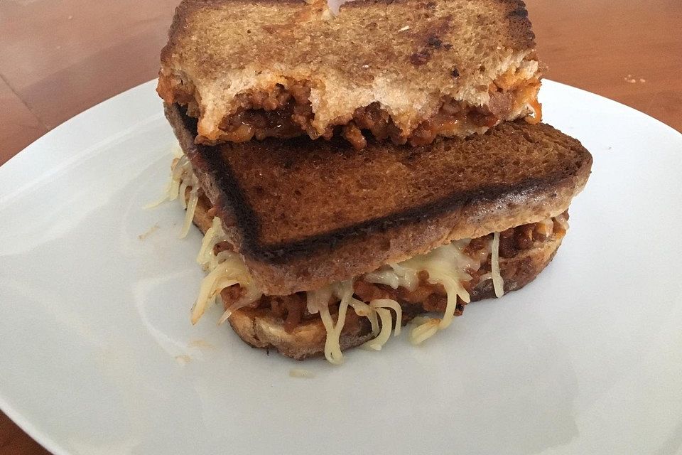 Sloppy Joe - gegrilltes Sandwich mit Hack und geriebenem Käse