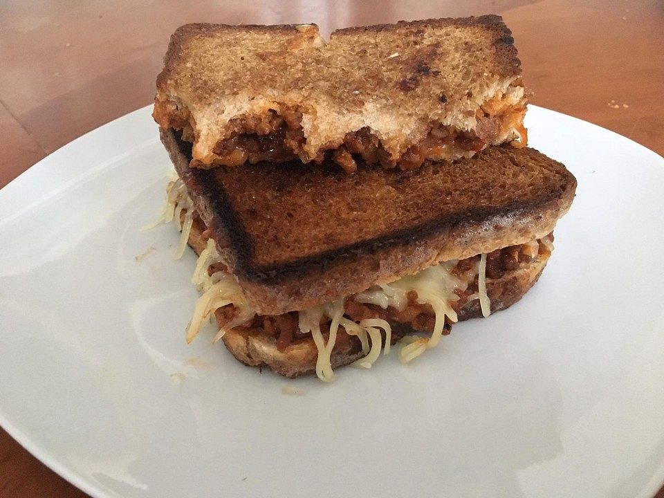 Sloppy Joe gegrilltes Sandwich mit Hack und geriebenem Käse von