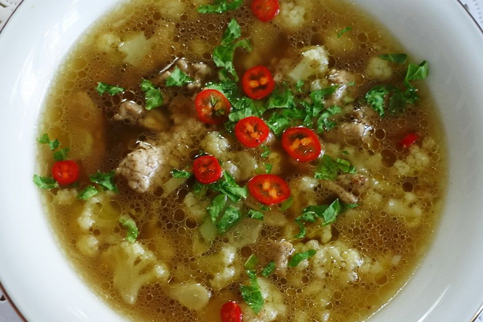 Chinesische Blumenkohlsuppe mit Schweinefleisch