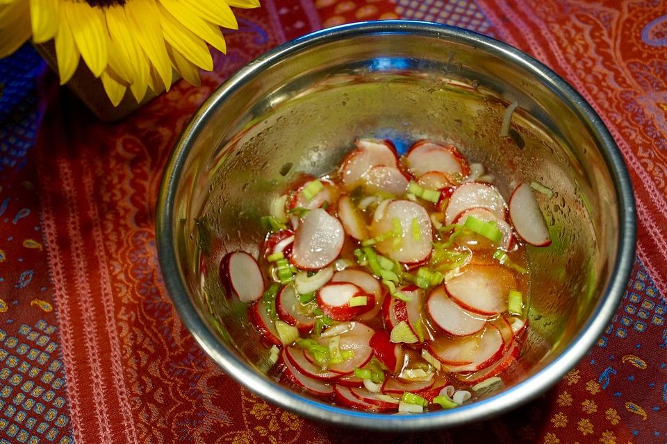 Radieschensalat mit Zitronen-Kapern-Vinaigrette oder Zitronen-Gurken-Vinaigrette