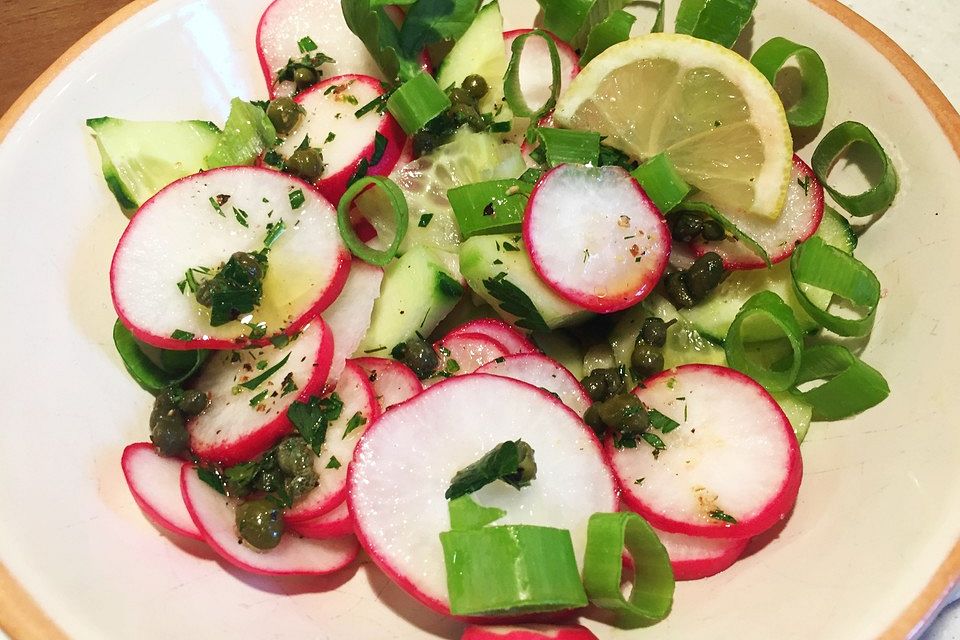 Radieschensalat mit Zitronen-Kapern-Vinaigrette oder Zitronen-Gurken-Vinaigrette