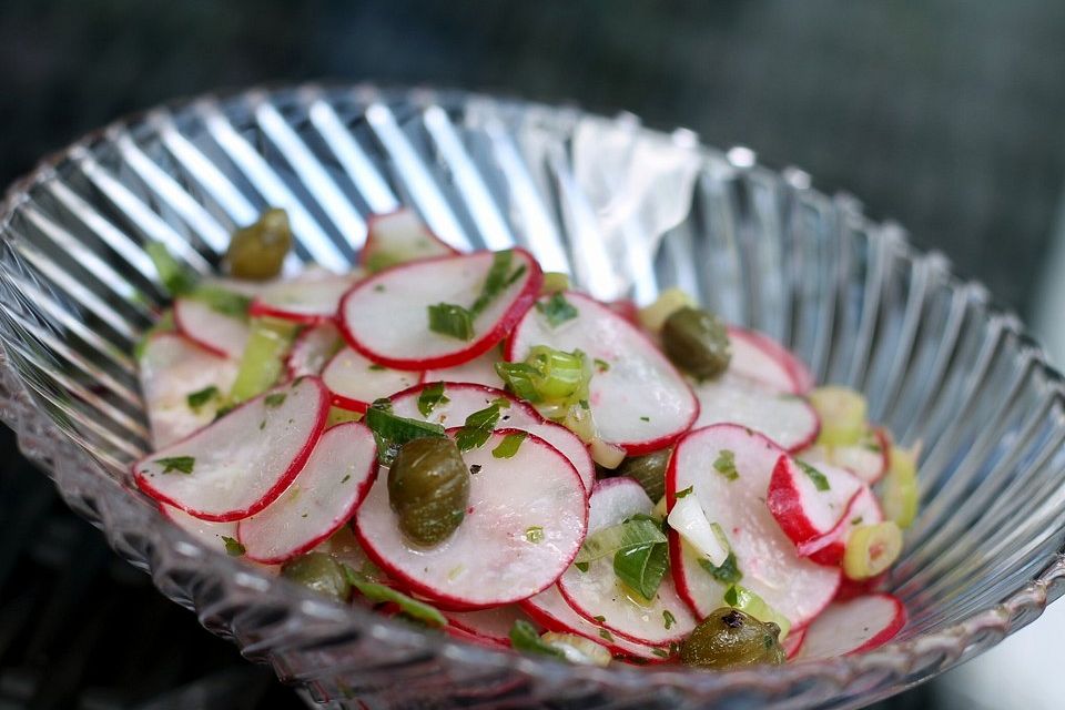 Radieschensalat mit Zitronen-Kapern-Vinaigrette oder Zitronen-Gurken-Vinaigrette