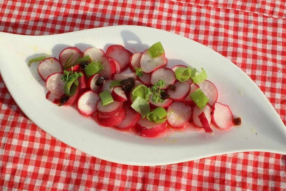 Radieschensalat mit Zitronen-Kapern-Vinaigrette oder Zitronen-Gurken-Vinaigrette