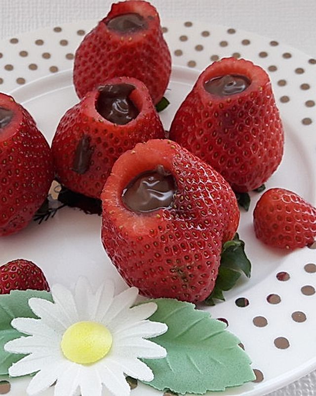 Schokolade versteckt in Erdbeere