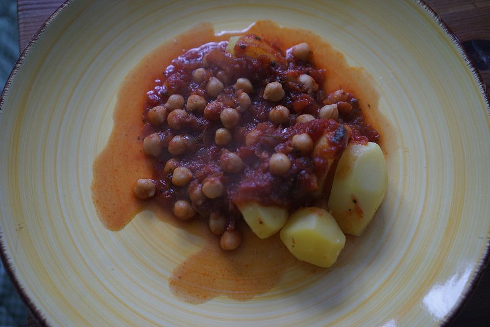 Tomaten-Kichererbsen-Ragout mit Kartoffeln