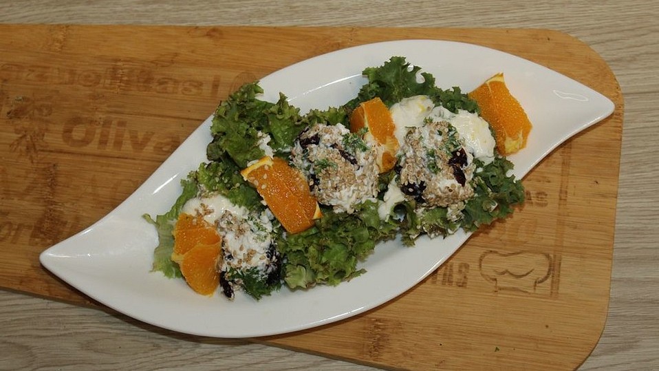 Frischkäsekugeln mit Cranberries auf Salat von Schoko-Rosi