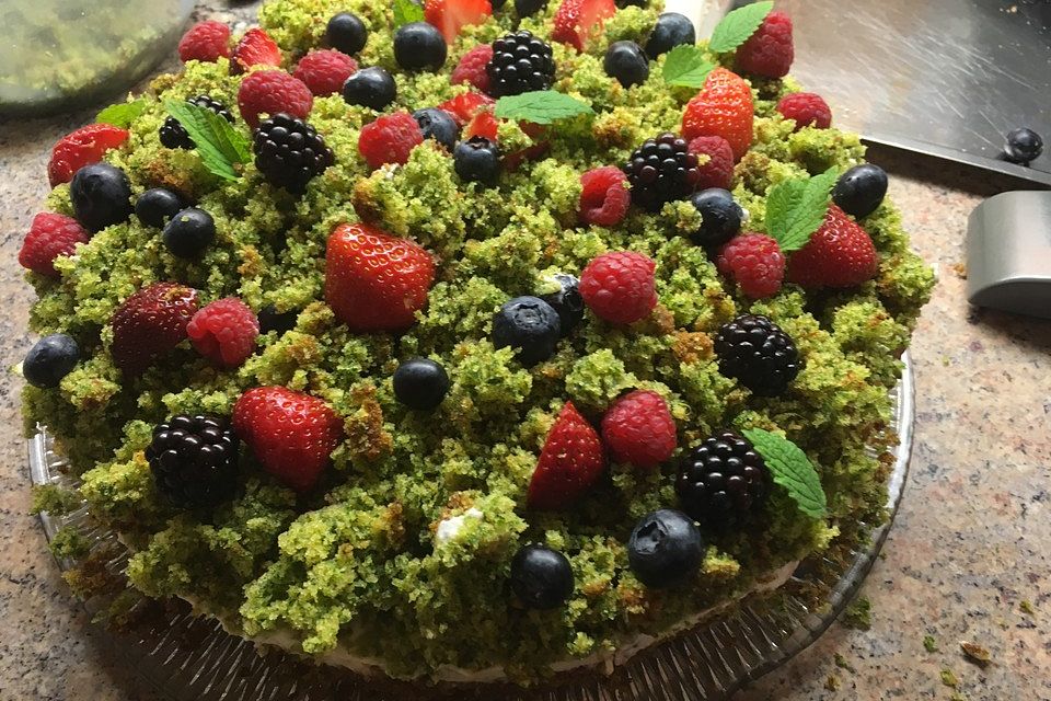 Süßer Spinatkuchen mit Erdbeeren