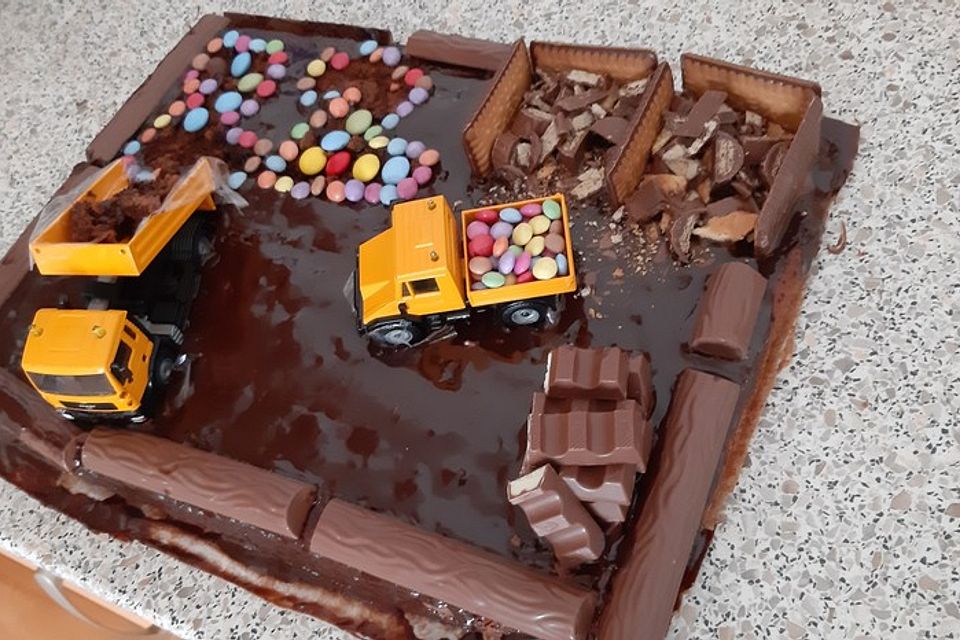Saftiger Schokokuchen in Baustellen-Optik Saftiger Schokokuchen in Baustellen-Optik