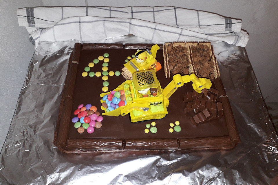 Saftiger Schokokuchen in Baustellen-Optik Saftiger Schokokuchen in Baustellen-Optik