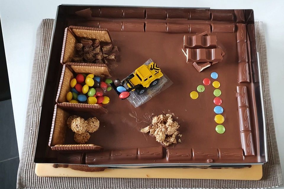 Saftiger Schokokuchen in Baustellen-Optik Saftiger Schokokuchen in Baustellen-Optik