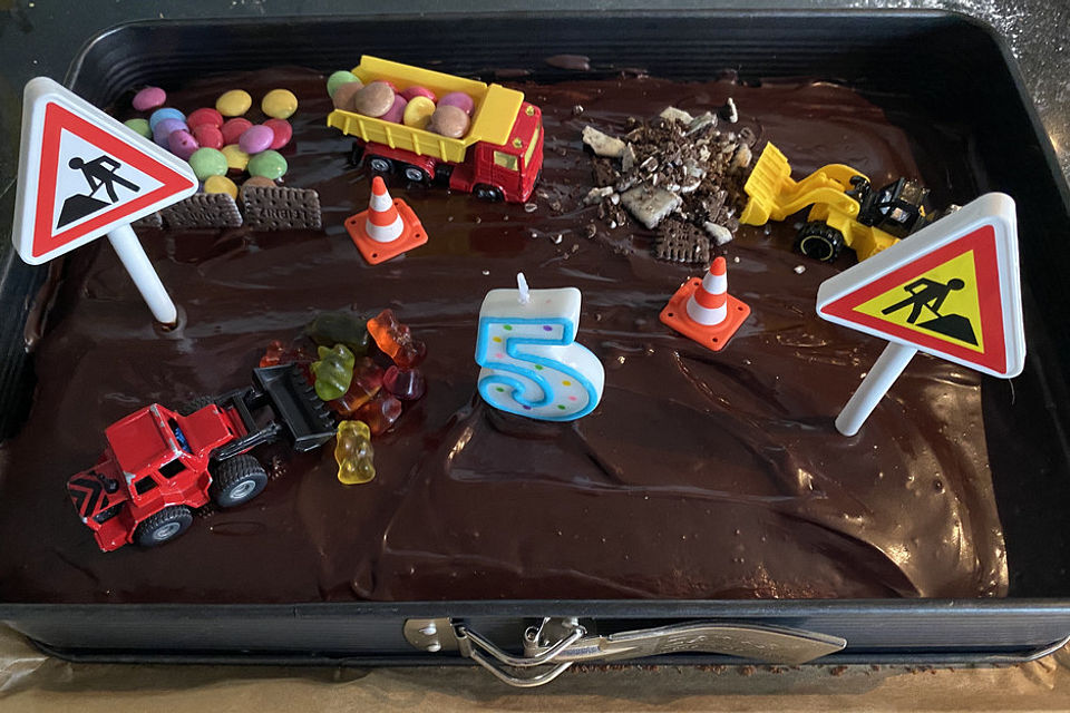 Saftiger Schokokuchen in Baustellen-Optik Saftiger Schokokuchen in Baustellen-Optik