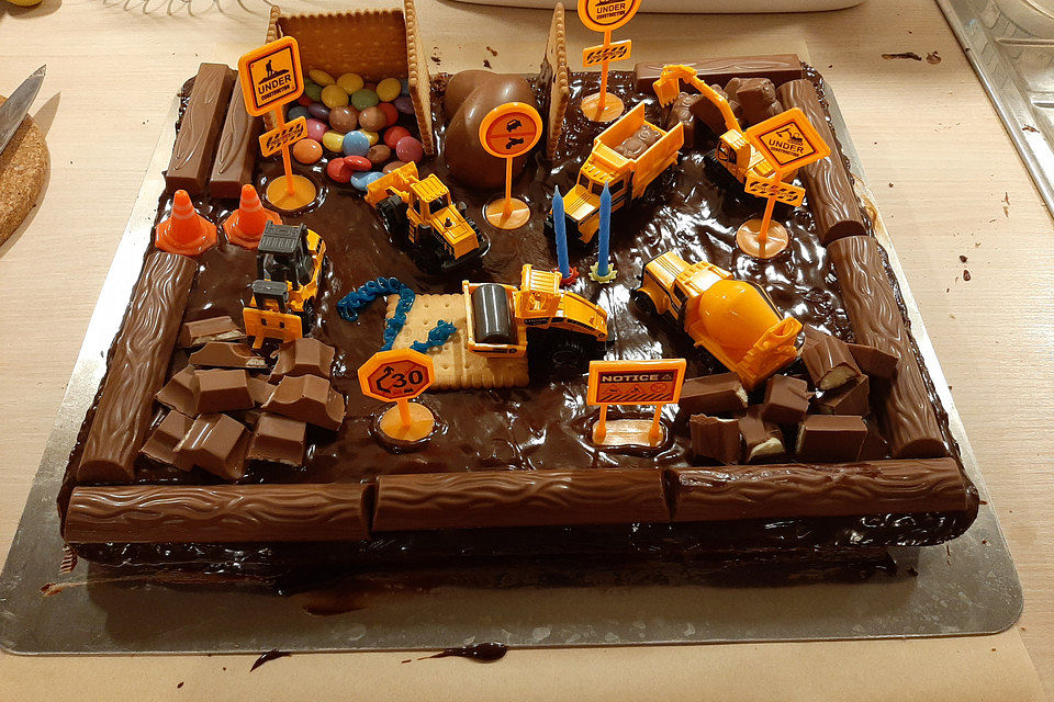Saftiger Schokokuchen in Baustellen-Optik Saftiger Schokokuchen in Baustellen-Optik