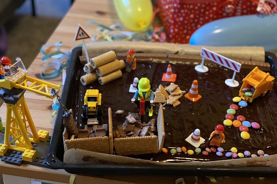 Saftiger Schokokuchen in Baustellen-Optik Saftiger Schokokuchen in Baustellen-Optik