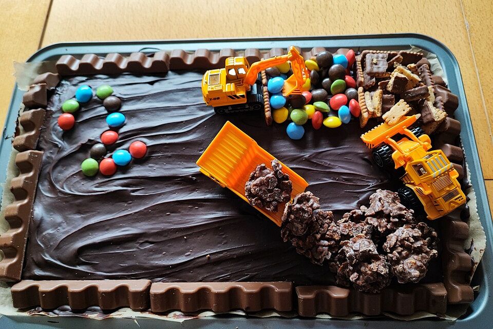 Saftiger Schokokuchen in Baustellen-Optik Saftiger Schokokuchen in Baustellen-Optik