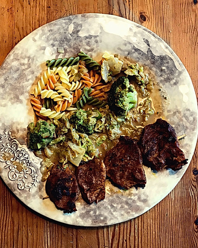 Soja-Saté mit Chinakohl-Brokkoli-Gemüse und Nudeln