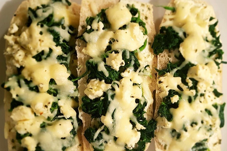 Überbackene Baguettes mit Spinat und Feta