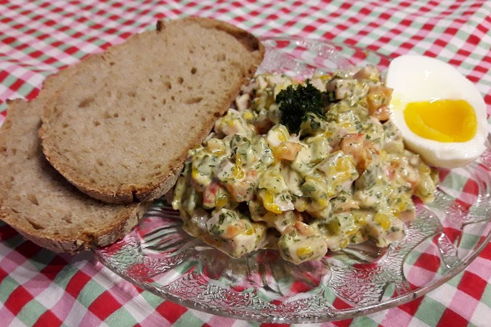 Putenbrustsalat mit gebratenem Gemüse und frischen Kräutern