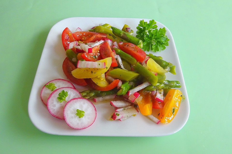 Grüner Spargelsalat mit Tomaten und Radieschen