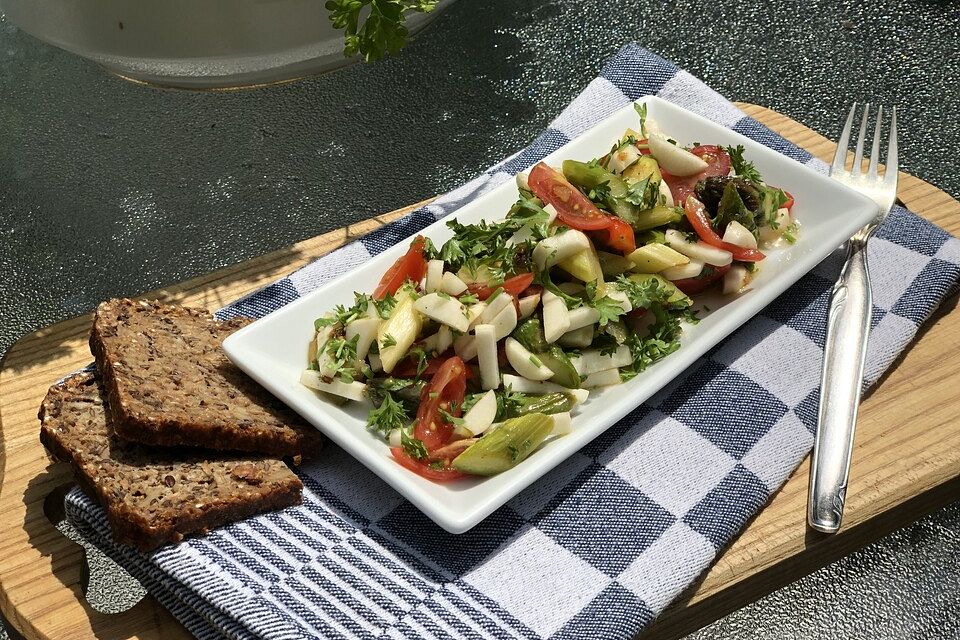 Grüner Spargelsalat mit Tomaten und Radieschen