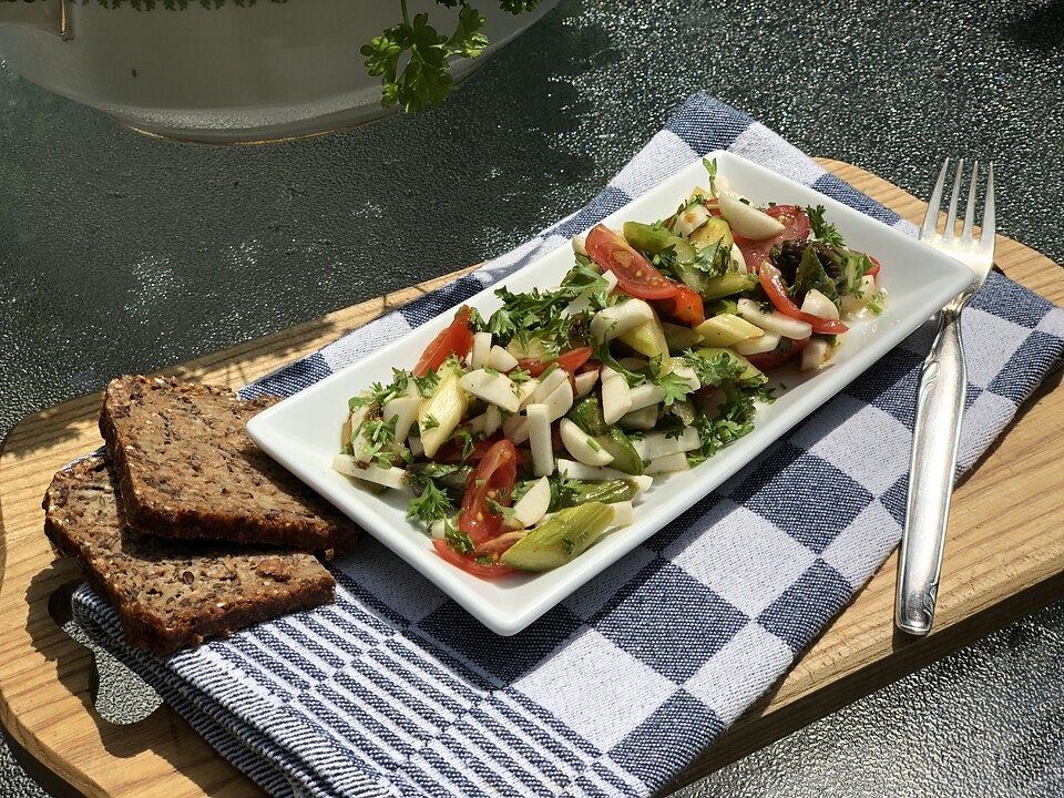 Grüner Spargelsalat mit Tomaten und Radieschen von PersonaGrata| Chefkoch