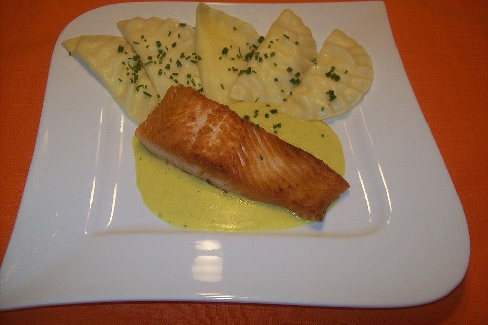 Zitronensauce zu gebratenem Fischfilet