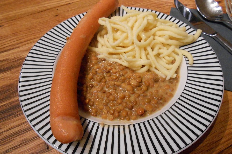 Schwäbische Linsen mit Spätzle und Saitenwürstle