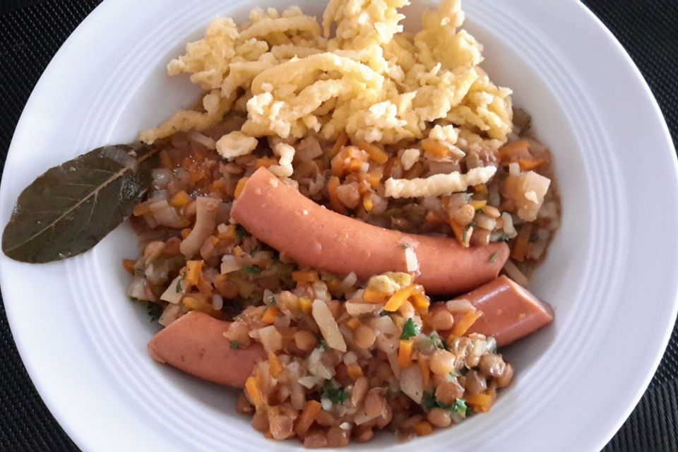 Schwäbische Linsen mit Spätzle und Saitenwürstle