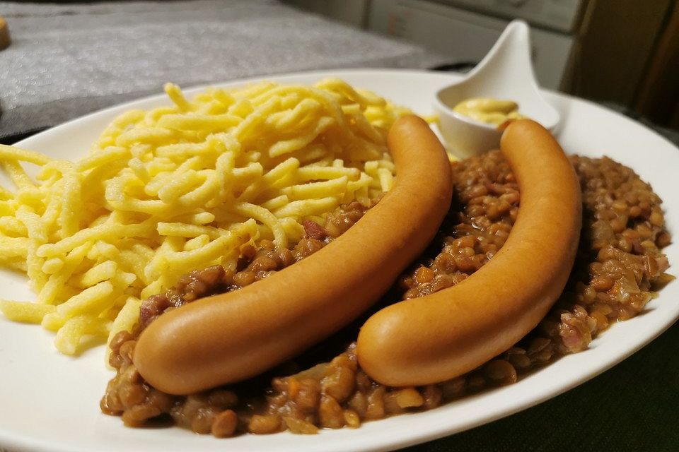 Schwäbische Linsen mit Spätzle und Saitenwürstle