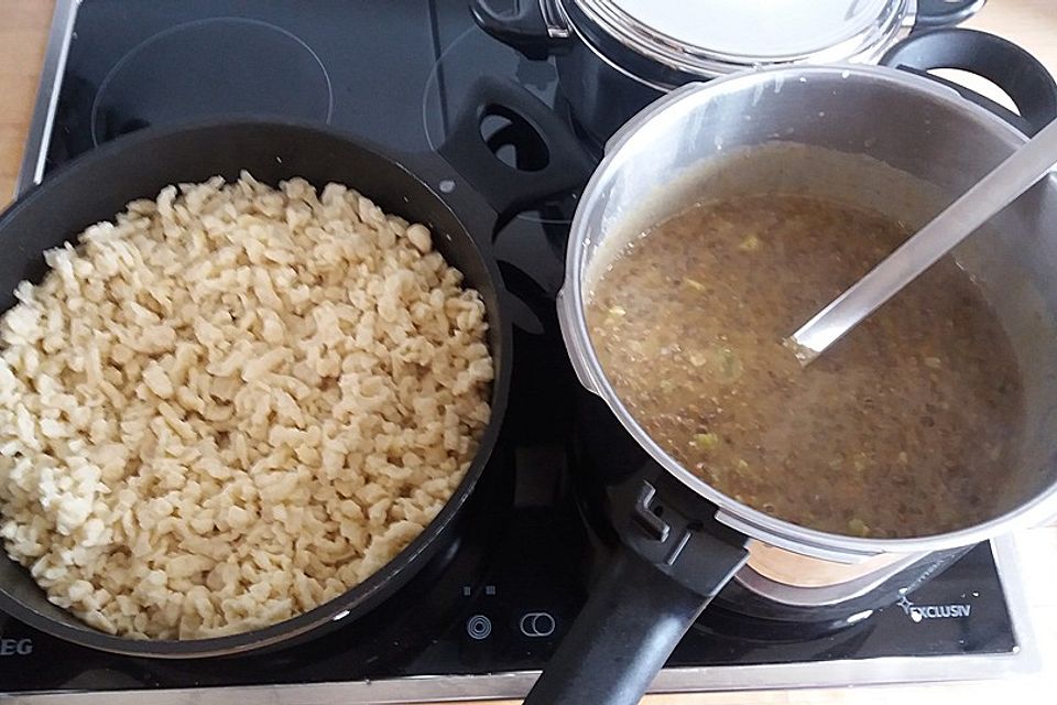 Schwäbische Linsen mit Spätzle und Saitenwürstle