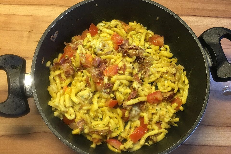 Anjas Käsespätzle mit Bacon, Tomate und Mozzarella