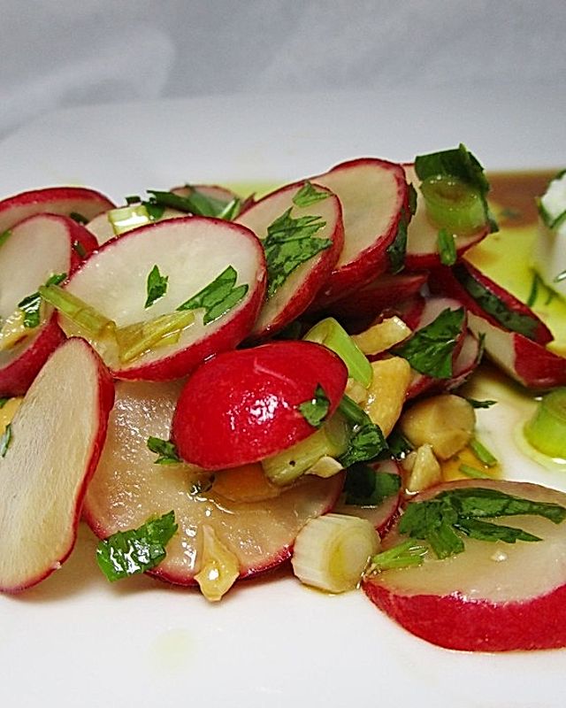Radieschen-Salat mit Erdnüssen