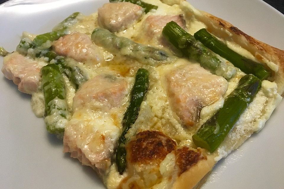 Flammkuchen mit grünem Spargel und Lachs