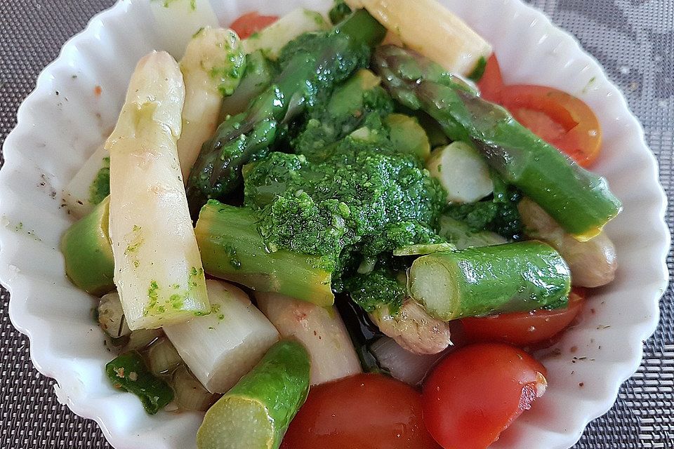 Lauwarmer Spargelsalat mit Bärlauchpesto