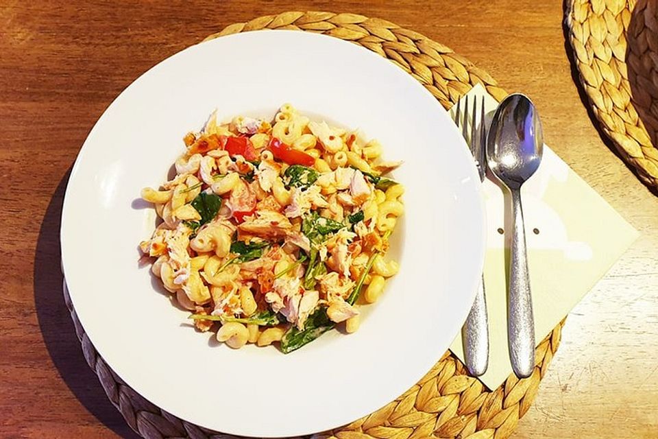 Mediterrane Nudeln in cremiger Tomaten-Spinat-Soße mit Stremellachs-Topping