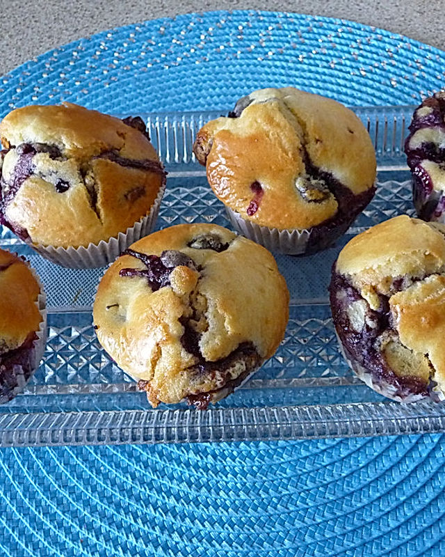 Muffins mit Blaubeeren und Kinderschokolade