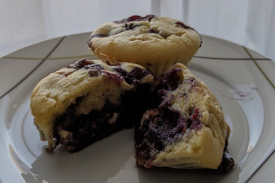 Muffins mit Blaubeeren und Kinderschokolade